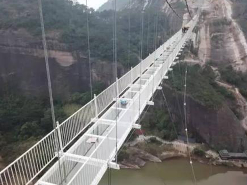 玻璃吊橋受到外國人質(zhì)疑，不遠(yuǎn)萬里來砸橋，結(jié)局讓人很無奈